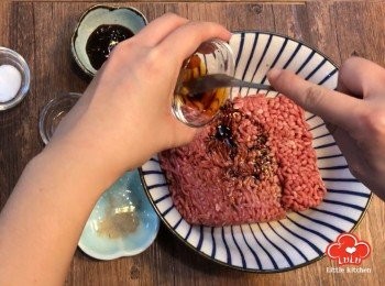 step1: 將免治牛肉加入醃料拌勻至略為起膠，醃1小時左右