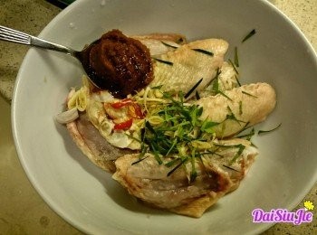 step2: <a href="https://bit.ly/3zHU5V3" target="_blank" data-keyword="雞翼" class="guide-link"><strong>雞翼</strong></a> <span style="display:inline-block;vertical-align:middle;margin-top:-3px;color:initial;border-radius:3px;padding:2px 3px;font-size:12px;line-height:14px;background:#87d300;color:#fff;">即買</span> 解凍，加入切好的材料及調味料