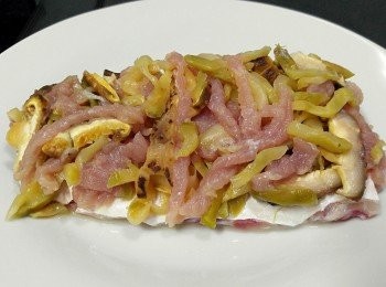 step3: 拌勻薑絲、肉絲、榨菜絲、冬菇絲。。。 鋪放在魚腩上!