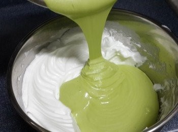 step14: 將混合好的蛋糕糊，從高处倒入剩下的蛋白霜中