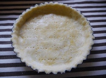 step6: ☞從冰箱取出麵團，利用保鮮膜慢慢壓扁後，用杆麵棍慢慢滾動成比派盤大的圓形。然後覆蓋在派盤上，塑型後並把多餘的<span class="group_1">派皮</span>拿掉。