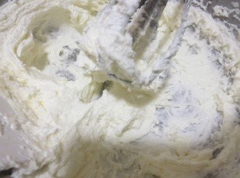 step1: 无盐奶油放室温软化，与糖、盐混合，后用电动打蛋器打发至稍微蓬松发白