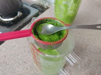 step1: 斑蘭葉剪碎加椰漿用攪拌機打碎， 過篩隔渣成班蘭汁（取出3湯匙備用）