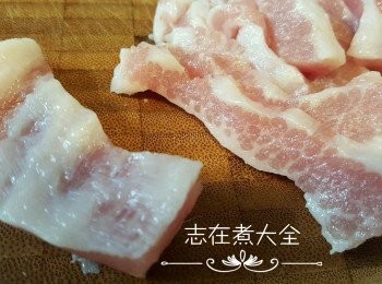 step2: 豬頸肉洗乾淨吸乾水後逆紋切成條狀