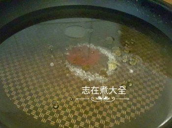 step1: 先將平底鑊加入水，白醋，鹽及油燒滾