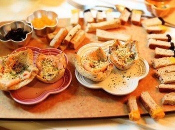 step5: 加入三文魚、黑椒和芝士再焗3分鐘至芝士溶化。以適量香草裝飾即可。