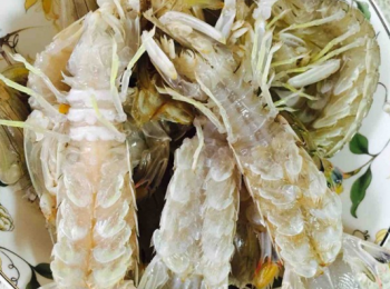 step1: 大蒜和薑切末，青紅椒切粒，皮皮蝦洗淨擦乾。