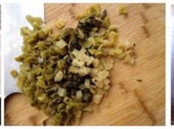 step2: 泡酸菜提前浸泡2小時，去部分鹽份，洗淨切小粒，干鍋炒掉水汽。