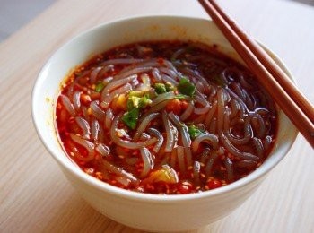 step4: 撒上酥黃豆、炒過的碎米芽菜、香芹碎拌勻即可食用