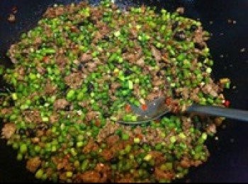 step4: 待蒜苔微微變色，加入炒好的肉碎，略微翻炒兩下和勻，即可裝盤