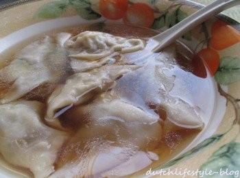 step5: 餛飩湯~先煮上一鍋1L熱水加入2塊雞湯塊，同時放入剛包好餛飩煮熟即可。