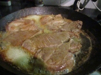 step4: 喜愛五分熟的口感，輕觸牛排表面若是QQ觸感，即可起鍋!