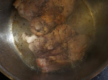 step3: 取一不鏽鋼鍋，鍋熱後(要熱到水珠滴下去變成小水珠在賽跑喔)放進雞腿排(雞皮朝下逼出雞油)