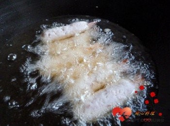 step6: 放入中溫油鍋,用中溫炸約1~2分鐘(依芋泥厚度更改時間)後開大火