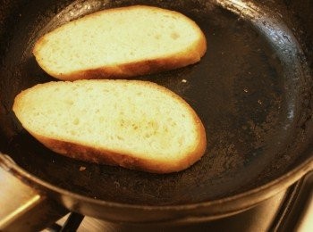 step2: 法棍可以先用少少奶油煎過，有外酥內軟的效果。