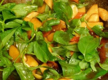 step6: 掀開鍋蓋，醬汁收至濃稠略乾，加入辣椒與九層塔以中火迅速翻炒均勻即關火起鍋