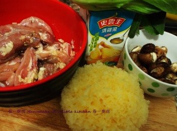 step1: 預備:
鷄脾 - 適量紹興酒, 鹽, 糖, 胡椒醃30分鐘以上或過夜
雪耳 (用清水洗淨, 浸1小時發大)
小棠菜 - 清洗後用清水加少量鹽浸15分鐘
冬菇 (浸軟)