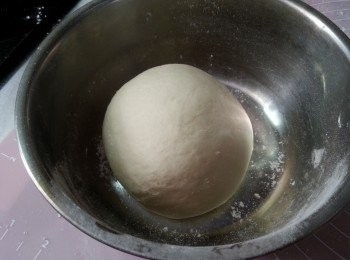 step6: 加入所有材料,先加入牛奶,再慢慢加入水搓揉至麵團光滑,蓋上布靜止約10分鐘待用