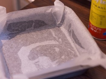 step10: 組合  ：　預熱焗爐至攝氏175度。8 吋 x 8 吋正方模內掃油(可用cooking spray)，鋪上牛油紙