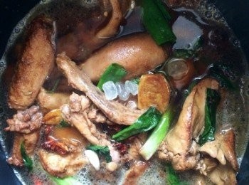 step3: 將鴨肉和其他材料放入電飯煲，放啤酒！