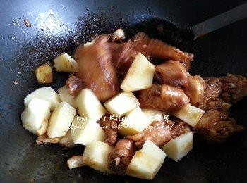 step5: 放入雞贊少許酒炒至轉色後 , 加入薯仔炒數分鐘