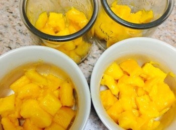 step4: 將芒果肉分別放入杯中，布丁溶液過篩注入杯至九分滿。放入雪櫃冷藏最少兩小時至凝固。