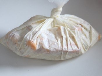 step2: 加入雞全翼搖勻，放入雪櫃醃30分鐘或最好過夜。