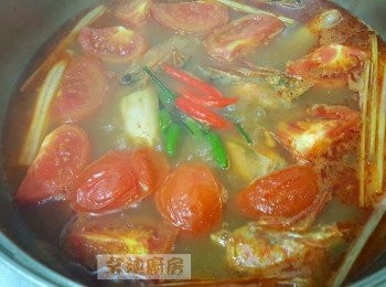 step13: 水滾後加入蕃茄及辣椒煮十分鐘