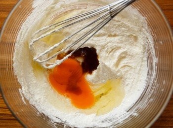 step2: 再來倒入香草精和蛋攪拌均勻。