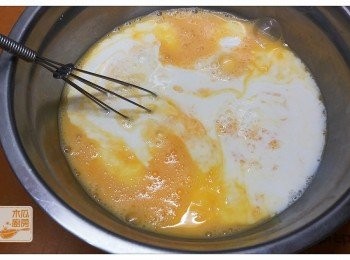 step1: 將蛋打發後加入牛奶和鹽，再充分拌勻