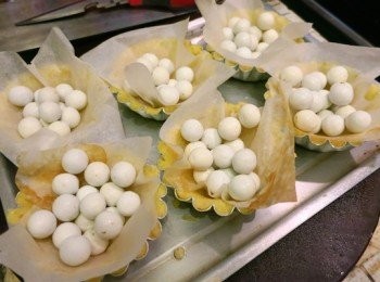 step6: [做<span class="group_1">撻皮</span>] 把烘焙紙/錫箔紙剪裁成小張，放在從雪櫃拿出來的撻模上， 再放一些石子/豆類壓好 （『記住』一定要墊紙，老娘試過忘了，石子沾死了<span class="group_1">撻皮</span>，整盤都 能要了!）