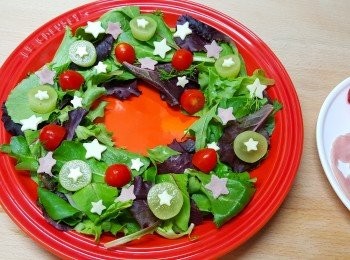 step4: 將芝士及火腿用星型模具印出星星圖案，再排放在菜上。