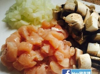 step1: 早一晚將酥皮從冰格拿出，置於雪櫃上層讓它慢慢回溫。雞柳、大啡菇和洋蔥全部切粒。