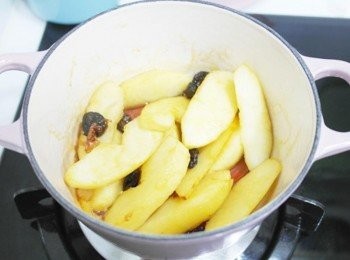 step2: 放入蘋果片.葡萄乾!!!攪拌鍋中的蘋果片..讓它們都均勻裹上焦糖^^