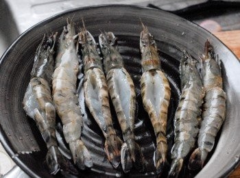 step3: 用剪刀剪開蝦背，去腸泥，再將背部剪開但不切斷