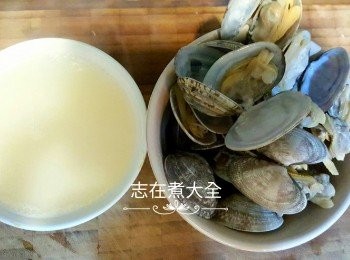 step4: 小鍋加300ml水煮滾，加入大蜆加蓋煮兩至三分鐘至大蜆開口即盛起拆肉（可保留一些蜆不拆肉令賣相靚啲），剩下蜆湯加大火煮濃至約150ml後剩起備用