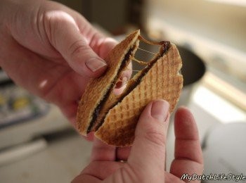 step7: 最後將另一半(片)煎餅黏合輕壓，待冷卻，荷蘭道地風味煎餅完成。