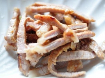 step5: 接著取出松阪肉片切成長絲狀