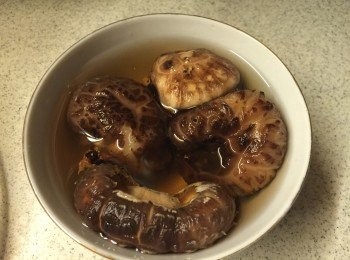 step1: 乾冬菇浸7小時以上 (浸過夜更好)