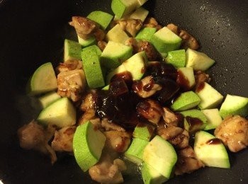 step4: 加入翠玉瓜粒和海鮮醬, 略炒