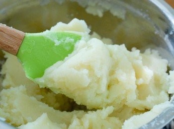 step3: 最後下鹽，黑胡椒粉、蛋黃、牛油及微暖的鮮奶拌勻備用