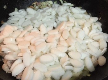 step7: 大約煮7分鐘，待年糕煮成軟身，便可炒混在一起上碟。
