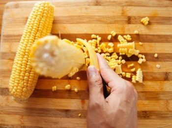 step1: 首先使用OXO玉米刨粒刀將玉米刨下後備用，有些人會用刀子直接切下玉米粒，但這種玉米刨粒刀可以更省力也刨的更乾淨，讓玉米粒保持整顆飽滿完整。