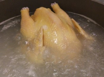 step2: 跟盒指示用A汁加入2.5公升水煮滾後下雞,下雞後上湯再滾,用明火再煮30分鐘,我選用蒸爐100度蒸30分鐘。