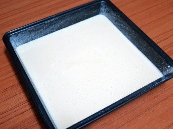 step6: 將拌勻步驟5倒於烤模中，輕敲一下讓麵糊更為平整也讓麵糊裡空氣釋放出
