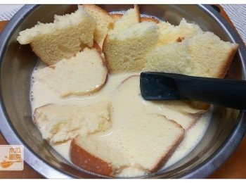 step2: 將麵包直接用手撕成小件，放入蛋漿中吸收汁液