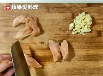step1: 蒜頭用刀背輕拍後去皮、切片；<a href="https://bit.ly/3EZL8dD" target="_blank" data-keyword="雞胸" class="guide-link"><strong>雞胸</strong></a> <span style="display:inline-block;vertical-align:middle;margin-top:-3px;color:initial;border-radius:3px;padding:2px 3px;font-size:12px;line-height:14px;background:#87d300;color:#fff;">即買</span> 肉切塊。