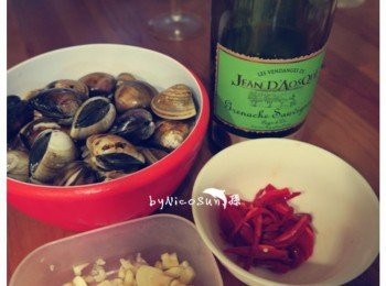 step1: 蛤蠣吐沙30分.辣椒切絲.蒜切片.白酒備用