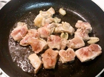 step2: 熱鍋後，將雞腿肉塊放入鍋中微煎至熟，並逼出油脂。