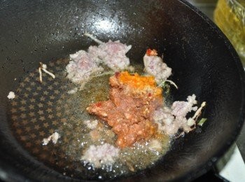 step5: 再倒入新東陽辣味肉醬拌炒